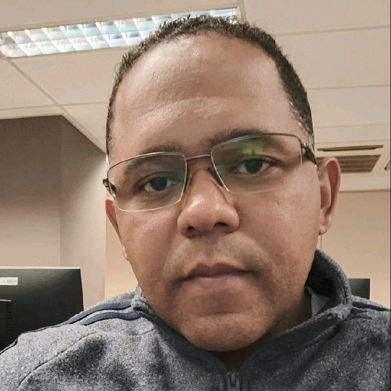 Foto de Márcio programando